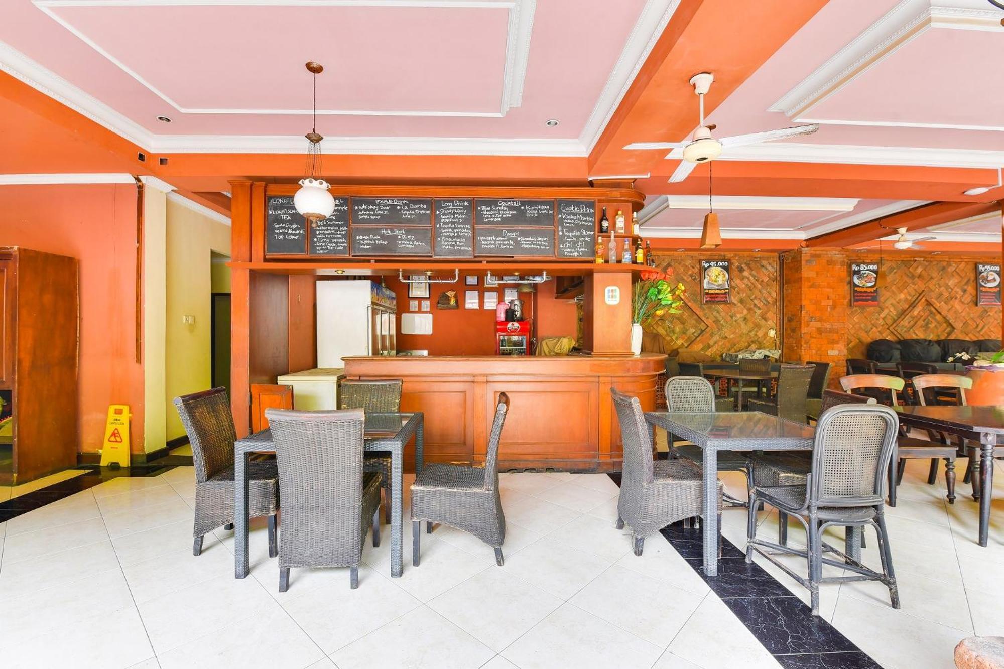 Super Oyo Townhouse Oak Maxi Legian होटल Kuta (Bali)