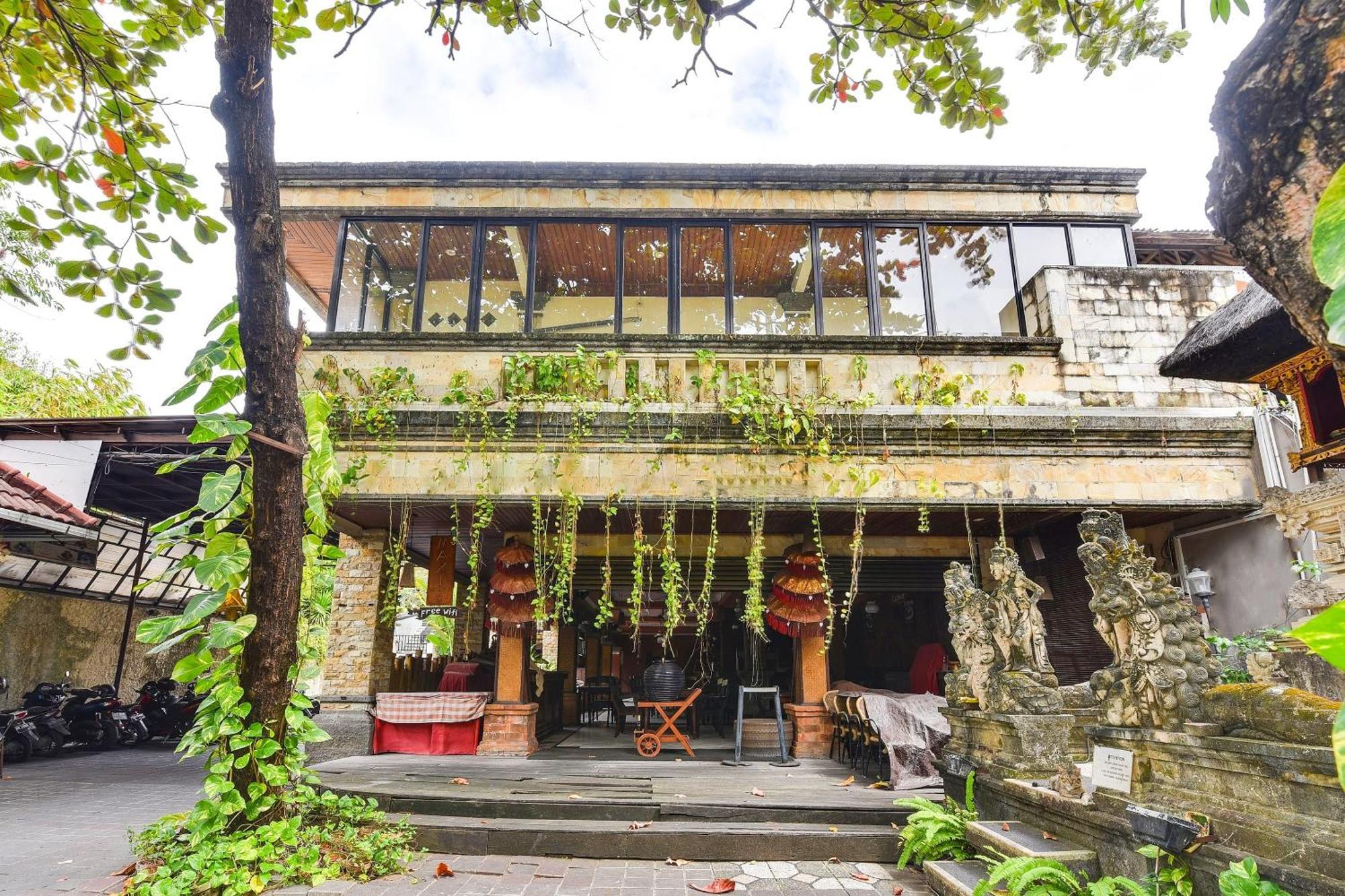 होटल Super Oyo Townhouse Oak Maxi Legian 3*