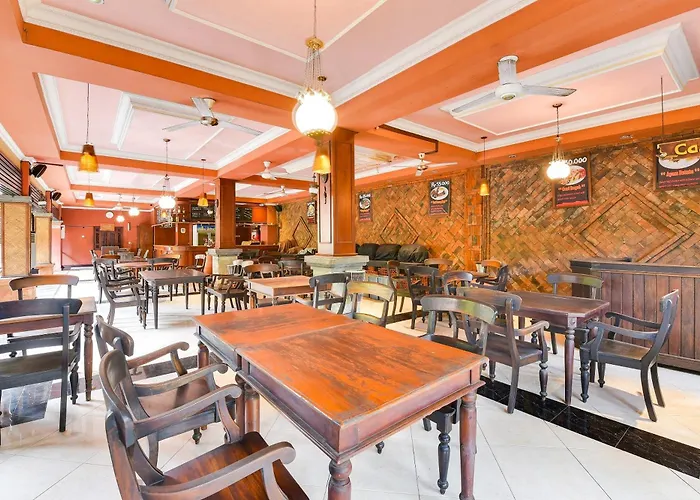 Super Oyo Townhouse Oak Maxi Hotel Legian