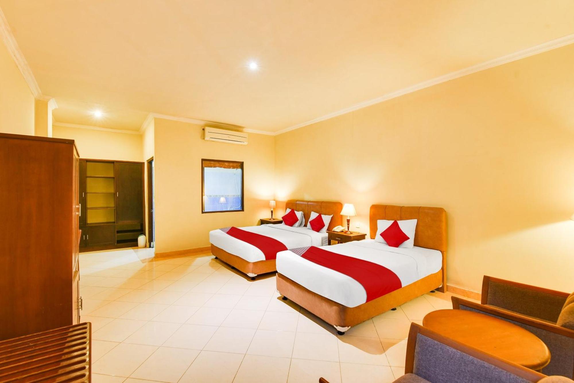 होटल Super Oyo Townhouse Oak Maxi Legian 3*