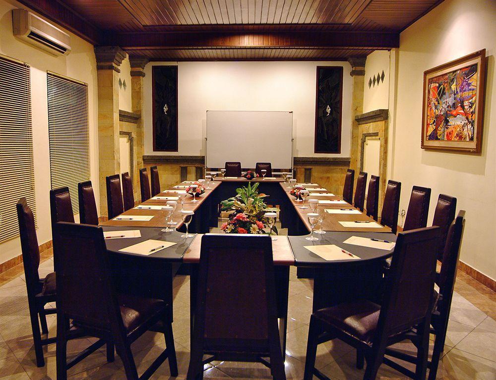 होटल Super Oyo Townhouse Oak Maxi Legian 3*