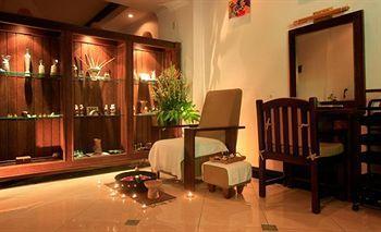 होटल Super Oyo Townhouse Oak Maxi Legian 3*