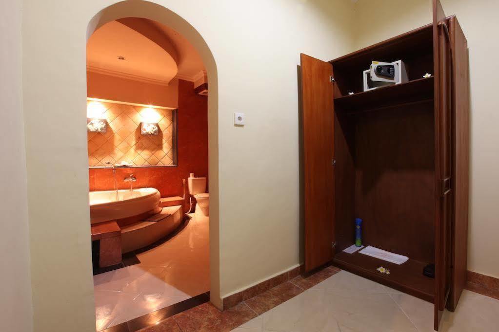 होटल Super Oyo Townhouse Oak Maxi Legian 3*